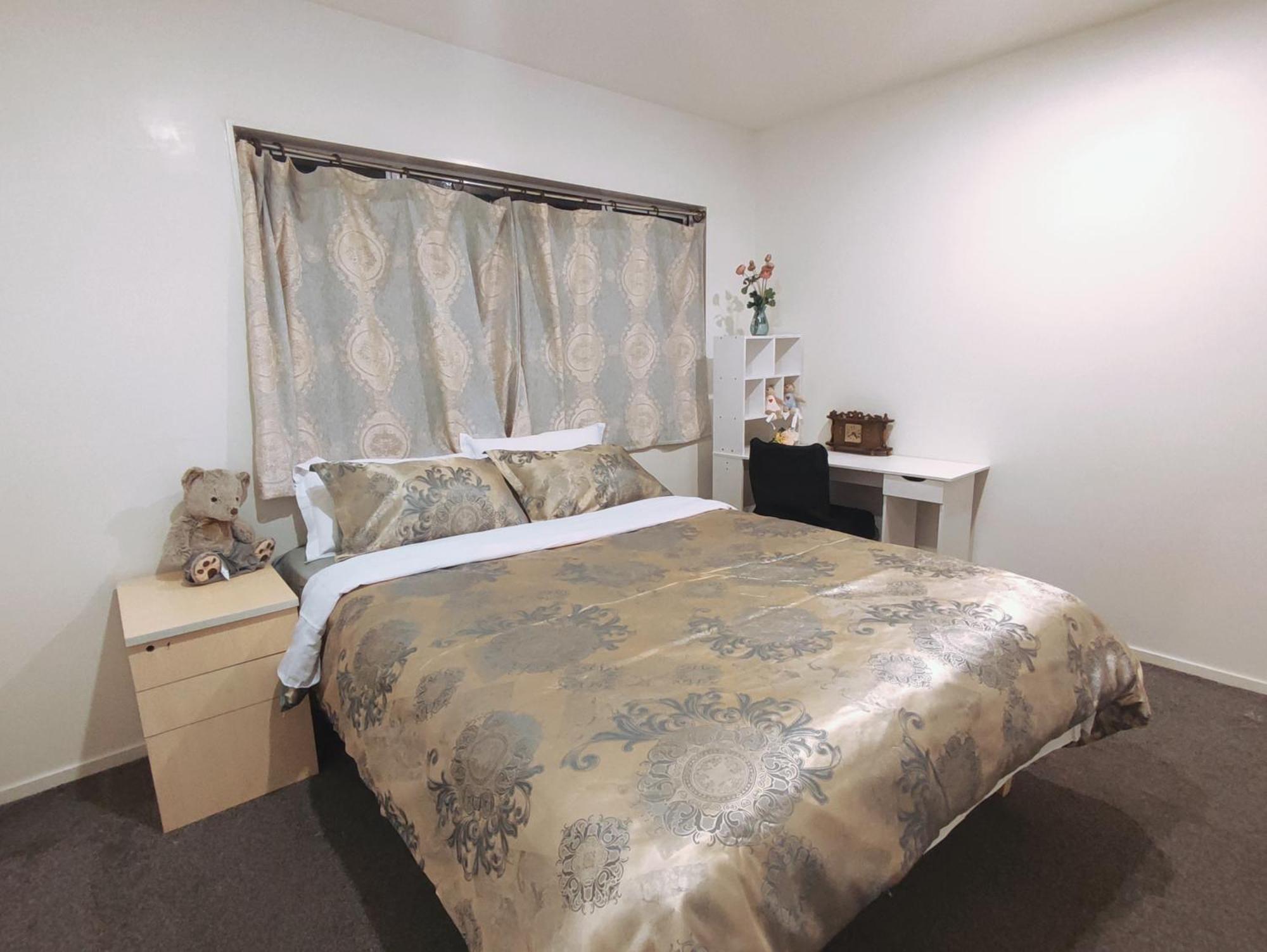 Epsom House With En-sute Homestay *